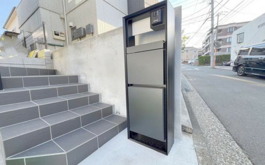 玄関 《玄関》■センスの良いアプローチ。スッキリとした多機能門柱を採用しました。
