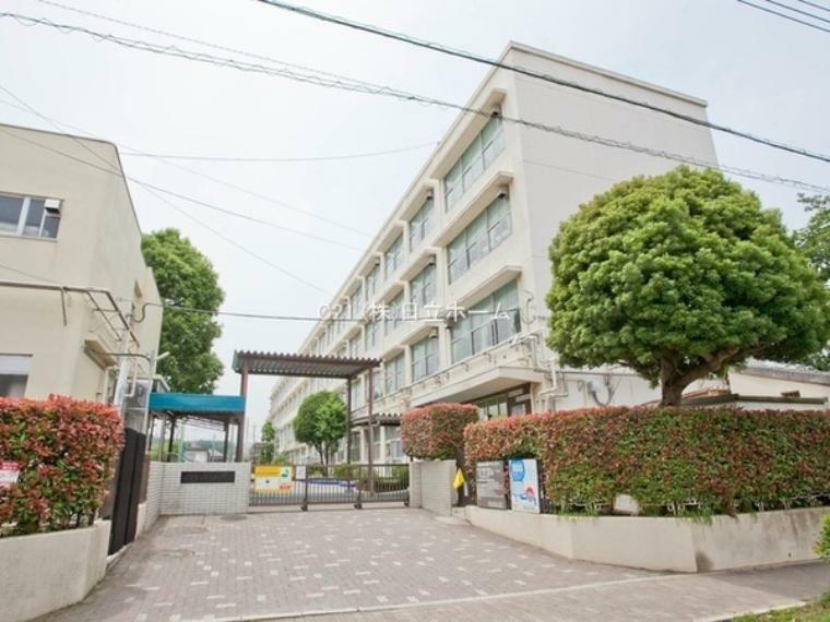 小学校 横浜市立新吉田小学校 学校教育目標は互いに認め合い、力を合わせて、全力で取り組む子を育てます。