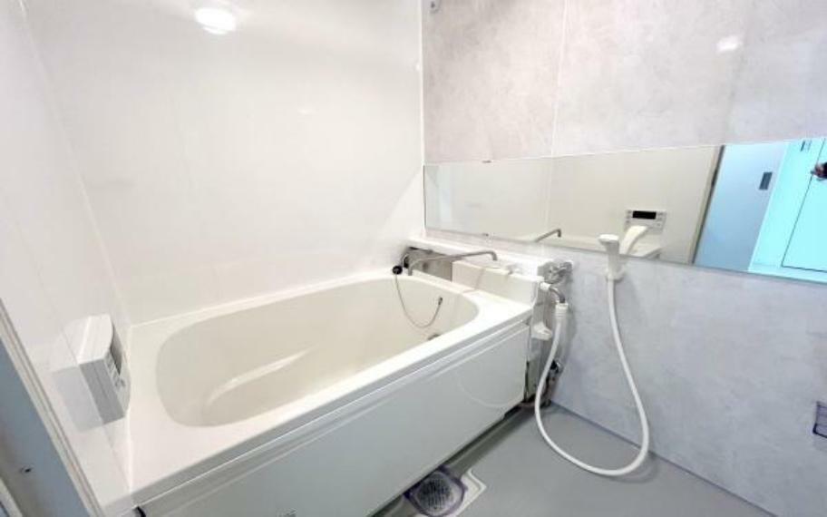 《浴室》　■高級感のあるバスルームは一日の疲れを癒す居心地の良い空間です。