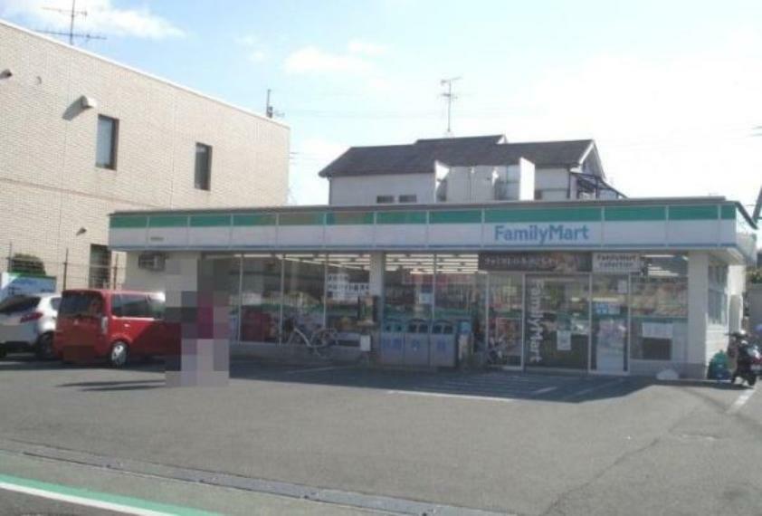 コンビニ ファミリーマート堺草尾店