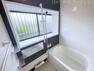 浴室 大きな窓で換気ができる、追い炊き機能・自動お湯はり機能付きのバスルーム。