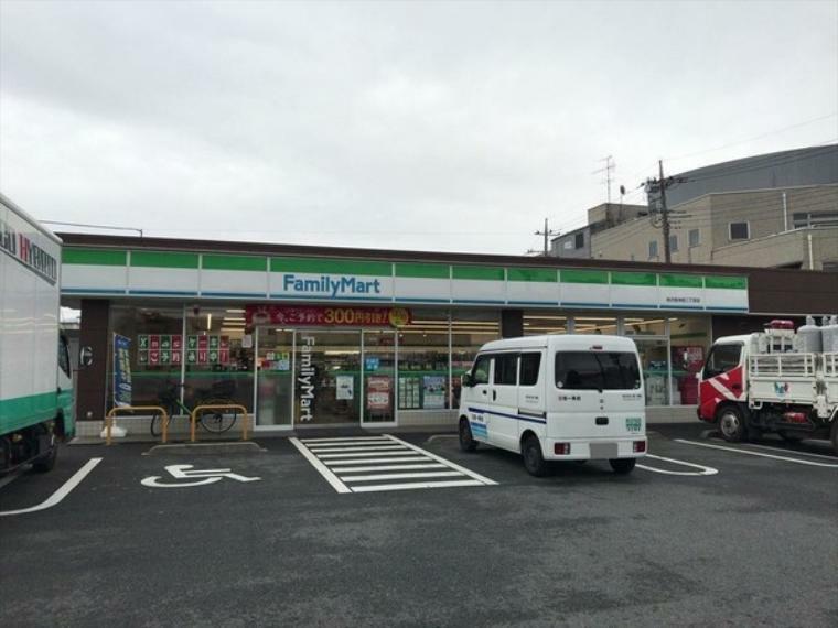 コンビニ ファミリーマート所沢宮本町二丁目店 24時間営業なので、急なお買い物にも便利です。飲食物や軽い日用品を販売しております。駐車場；有