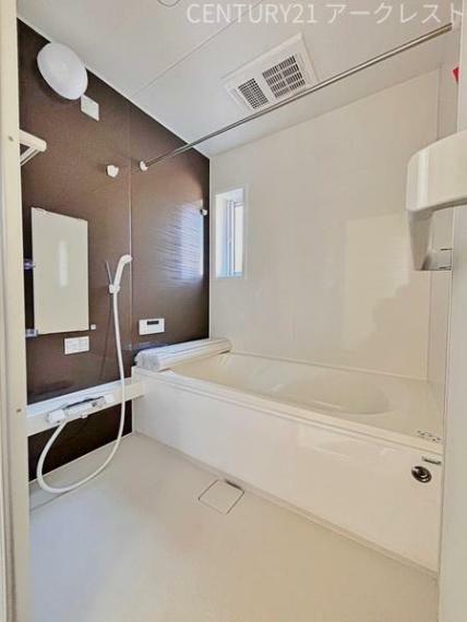 浴室 ～Bath～落ち着いた色合いの壁面、ゆっくり、ゆったり寛げるバスルーム。