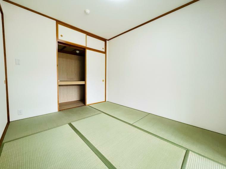 【和室6帖】爽やかな畳の香りが心地よい和室。たっぷり収納できる押入付きです！