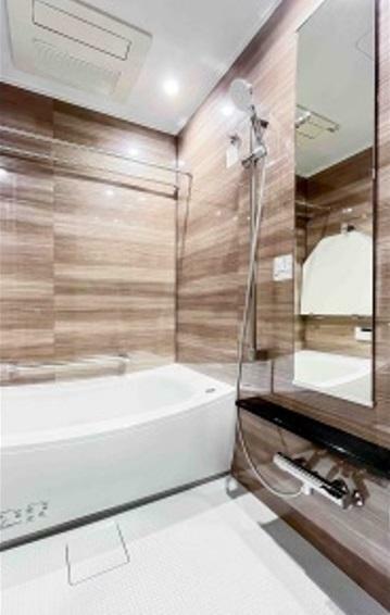 浴室 洗濯物を乾かしたり浴室のカビ発生を予防する浴室乾燥機付のバスルーム。