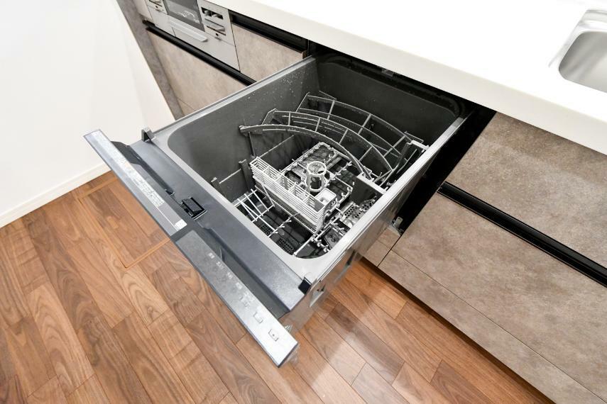 対面式のキッチンは食洗器付き。スイッチ1つで食器が洗いあげられます。