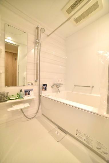 ナチュラルなデザインで清潔感があり、落ち着く空間。便利な浴室乾燥機付きで雨の日でもお洗濯物が干せます。
