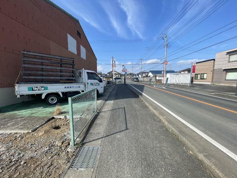 外観・現況 広々とした前面道路でお車の出し入れもスムーズです