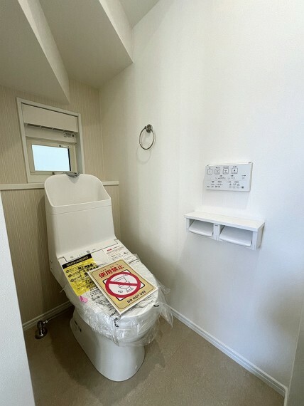 トイレ 1階2階ともに温水暖房洗浄便座を設置しています。朝の忙しい時間帯も渋滞の心配ありません。