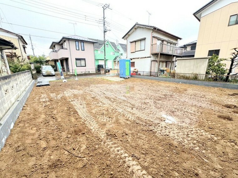 現況外観写真 ～ベタ基礎でしっかりとした土台～ ・コンクリートの中に鉄筋を配し強度を高めた「ベタ基礎」を採用。 ・しっかりとした土台を造ったうえで、その上に建物が築造されていきます。