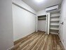 洋室 各居室に収納スペースが設けられ,生活スペースを広く利用できます:洋室約4.3帖