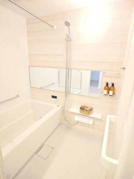 浴室 ■白を基調としたお洒落な浴室で快適なバスタイム！