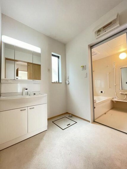 同仕様写真（内観） 朝の準備・毎日の洗濯・帰宅後のお風呂と大活躍の洗面スペース。窓もあって風通りも良いので湿気がこもりにくい仕様です