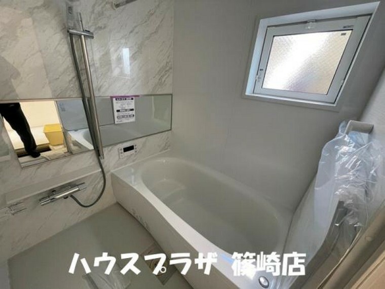 浴室 白の大理石調がおしゃれを演出する浴室暖房乾燥付きバスルーム