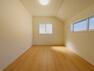 【洋室】白色を基調とした、清潔感溢れる明るい洋室を、何に使用するかは貴方様次第です。