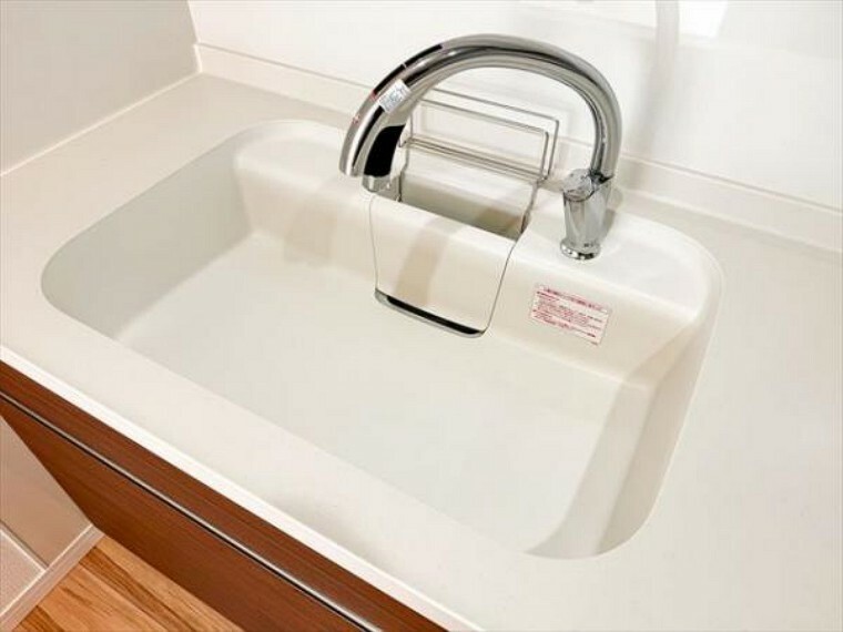タッチレスハンドシャワー水栓　センサーに手をかざすだけで水が出るタッチレス水栓。汚れた手で水栓に触れないため、調理中やウイルス対策に便利です。