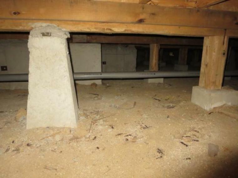 中古住宅の三大リスクである雨漏り、主要構造部分の欠陥や腐食、給排水管の漏水や故障を2年間保証します。その前提で床下まで確認の上でリフォームし、シロアリの被害調査と防除工事もおこないました。