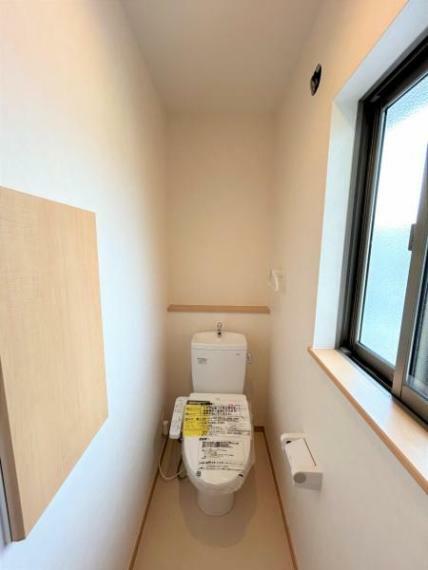 【リフォーム完成】2階トイレの写真です。トイレは新品交換、クッションフロア張替、壁と天井はクロス張替を行いました。2階にもお手洗いがあるのは便利ですね。