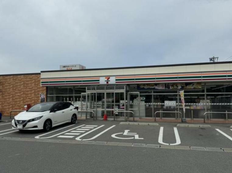 コンビニ 【コンビニ】セブンイレブン古賀薬王寺店様まで約2480m（徒歩約31分）です。車で立ち寄るのに丁度良い距離にありますね。