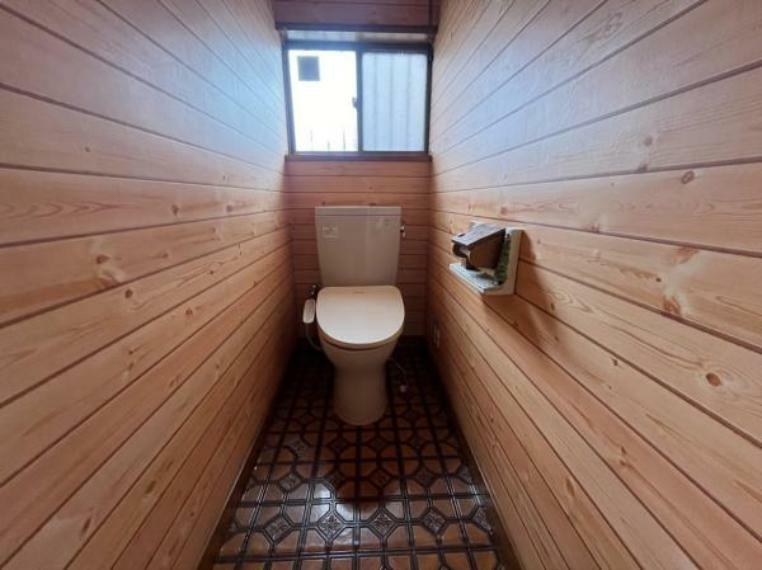 トイレ 【トイレ】トイレの様子です。板張りのおしゃれな内装です。