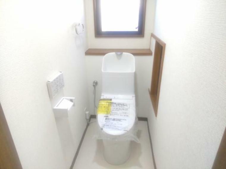 トイレ 【リフォーム済】1Fトイレです。温水洗浄便座付きトイレと照明を新品交換致しました。