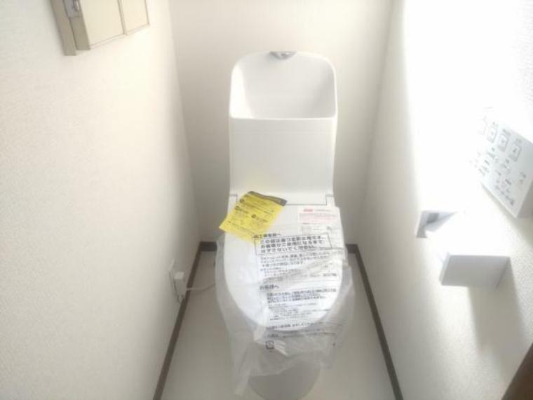 【リフォーム済】2Fトイレは温水洗浄便座付きトイレと照明を新品交換致しました。