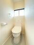 トイレ 【リフォーム済】トイレはジャニス工業製の温水洗浄便座トイレに新品交換しました。壁・天井のクロス、床のクッションフロアを張り替えて、清潔感溢れる空間になりました。