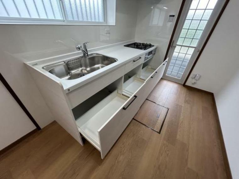 キッチン （リフォーム済）キッチンの収納部は奥の物も取出しやすいスライド式キャビネットです。動きをスムーズにするレール付きで重いお鍋を入れても開け閉めしやすいですよ。