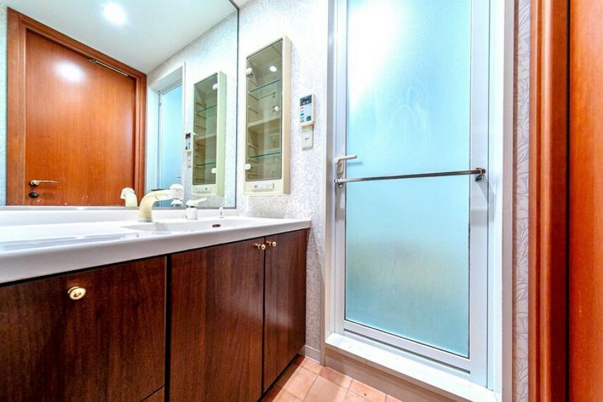洗面化粧台 ゆとりある洗面スペースで朝の身支度もスムーズに。