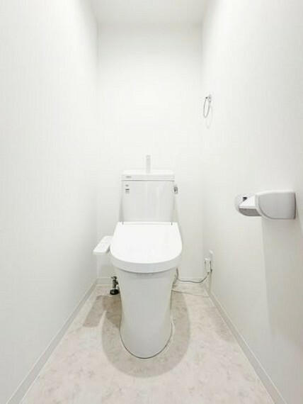 トイレ 【トイレ】トイレは清潔感があります。温水洗浄便座付きでリモコン操作が容易です。