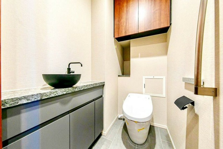 【トイレ】手洗いカウンターや収納もあって機能的。タンクレストイレはスタイリッシュで高性能。