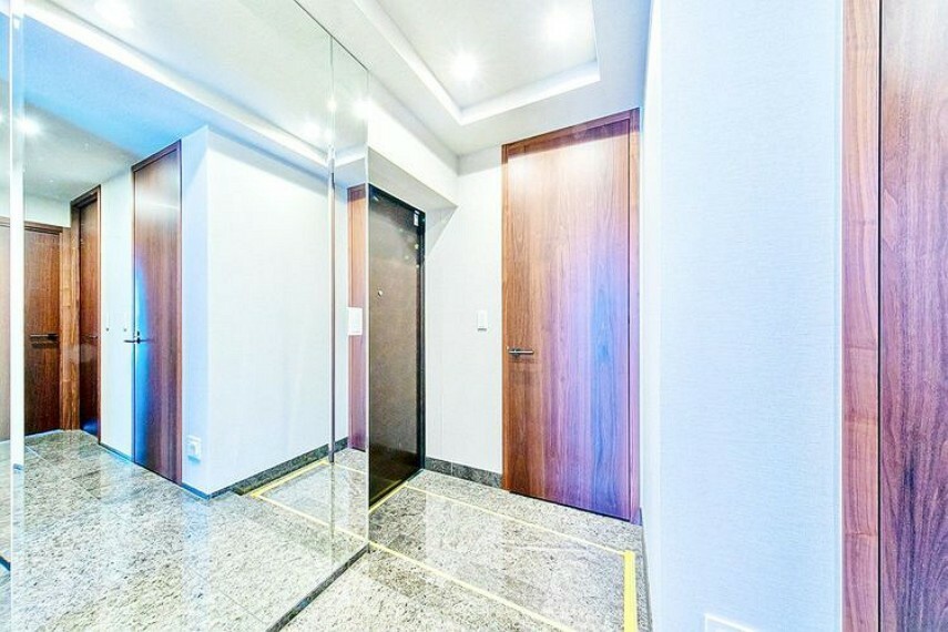 玄関 【玄関】床は高質感のある天然石を使用。住まう人を優しく迎え入れる包容力のある玄関ホール。