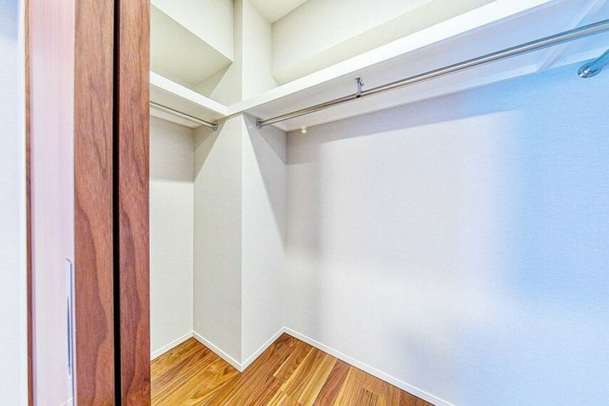 【ウォークインクローゼット】洋室1約7.0帖に設置されたWIC。収納上手な生活が快適な居室空間を生み出してくれる。