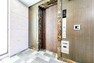 【エレベーターホール】ホテルライクな高級感あふれるエレベーターホール。穏やかに漂う上質の空気。