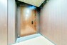 【玄関前廊下】上質な空気感をそのまま住戸の玄関まで。インナーコリドースタイルの内廊下。