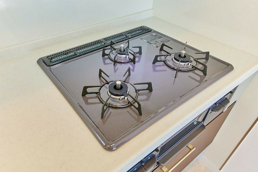 キッチン 【キッチン】ガラストップの三ツ口コンロ。時短料理も可能にするグリルも付いたシステムキッチン