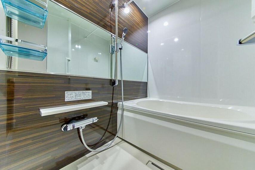 浴室 【浴室】横長のミラーはバスルームが広々とした印象になりますし、高級感もあります！