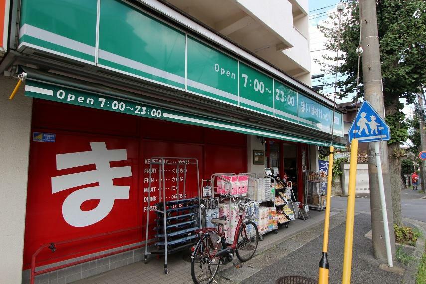 まいばすけっと市ケ尾町店（●毎日に必要な食品類は一通り揃う便利なスーパー。店舗は広くはありませんが、その分素早く買い物を済ませることができ大変便利です●）