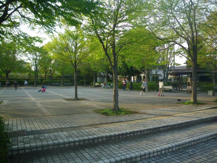 泉公園（●マンションから歩いてすぐの距離に公園があるのはうれしいですね。よちよち歩きのお子さまを連れてのお散歩も日々の楽しみになります● ）