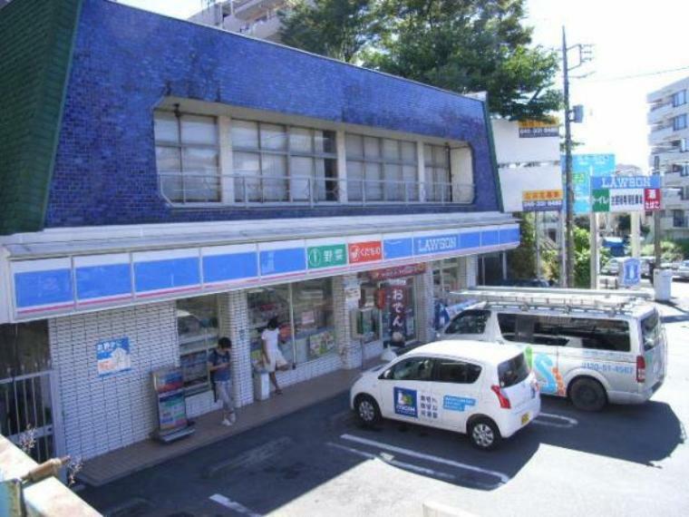 コンビニ ローソン川崎有馬九丁目店（●近隣にコンビニがあり、とても便利な立地です。）