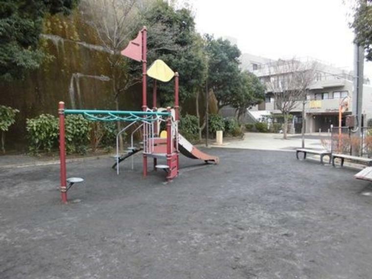 公園 新吉田具々田第二公園（●マンションから歩いてすぐの距離に公園があるのはうれしいですね。よちよち歩きのお子さまを連れてのお散歩も日々の楽しみになります●）