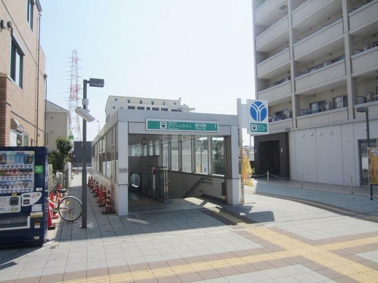 高田駅（●駅前には高田駅前広場が設けられており、3つのバス乗り場のあるバスターミナルと、タクシー乗り場、身体障害者送迎スペースが整備されている●）