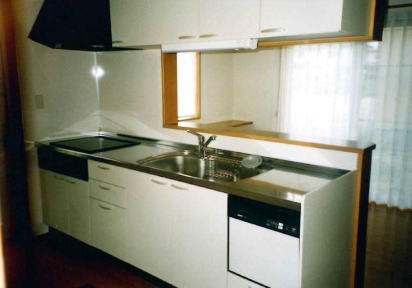 新築時のキッチン写真です。IHクッキングヒーターと食洗器が付いています
