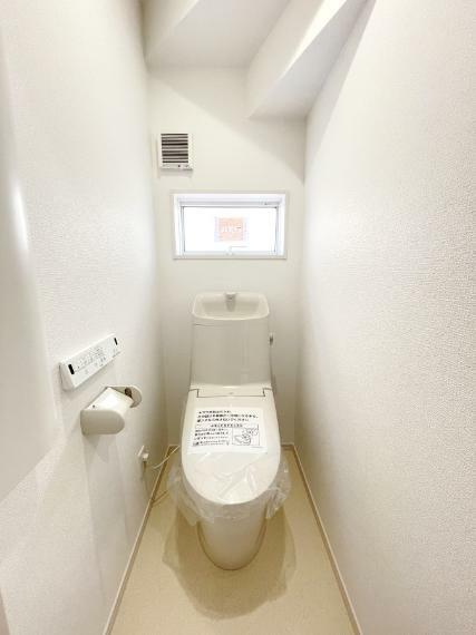 トイレ 白を基調とした清潔感のある落ち着ける空間