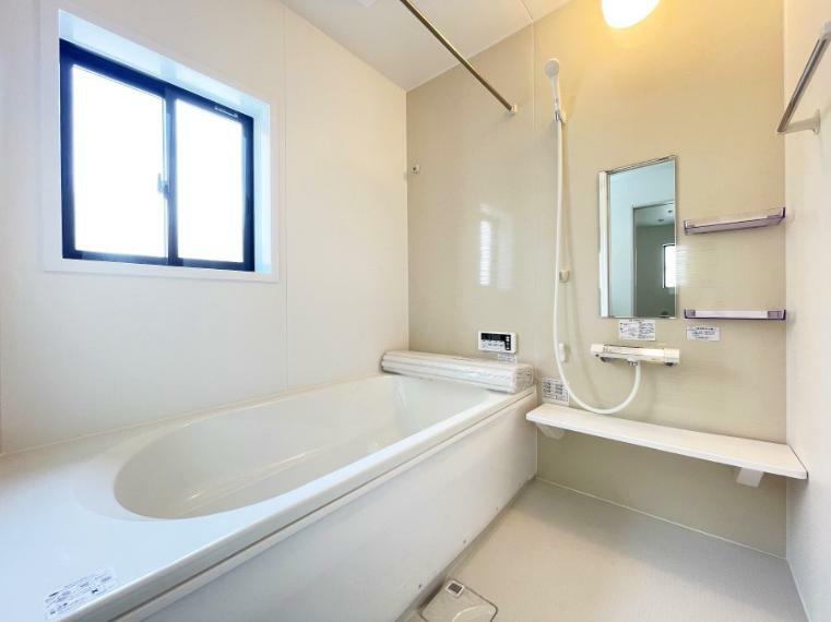 浴室 バスルームは清潔感のある白を基調とした落ち着ける空間