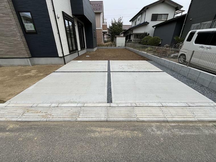 駐車場 並列2台駐車可能なゆとりのカースペース