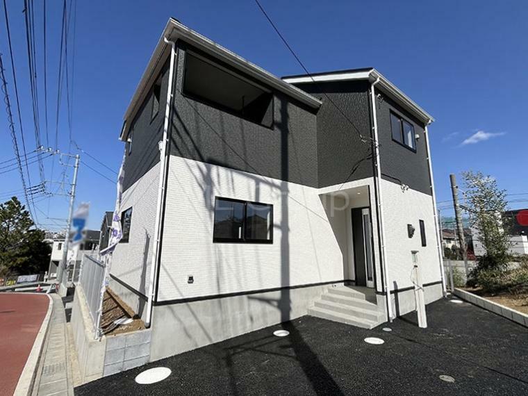 現況外観写真 シンプルで落ち着きのある建物は住むかたの個性でオリジナルなものになっていきます