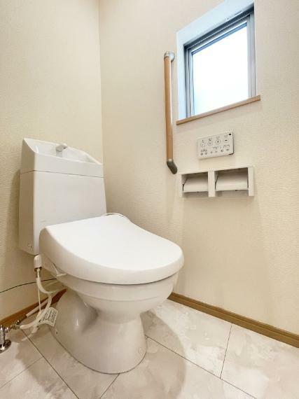 トイレ 自然換気ができる小窓があり清潔感のある空間