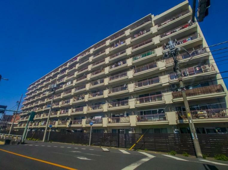 外観写真 周辺は、マンションや戸建て住宅が建ち並ぶ住宅街で、ドラッグストア、コンビニエンスストア、小学校、保育園、公園が近くにあります