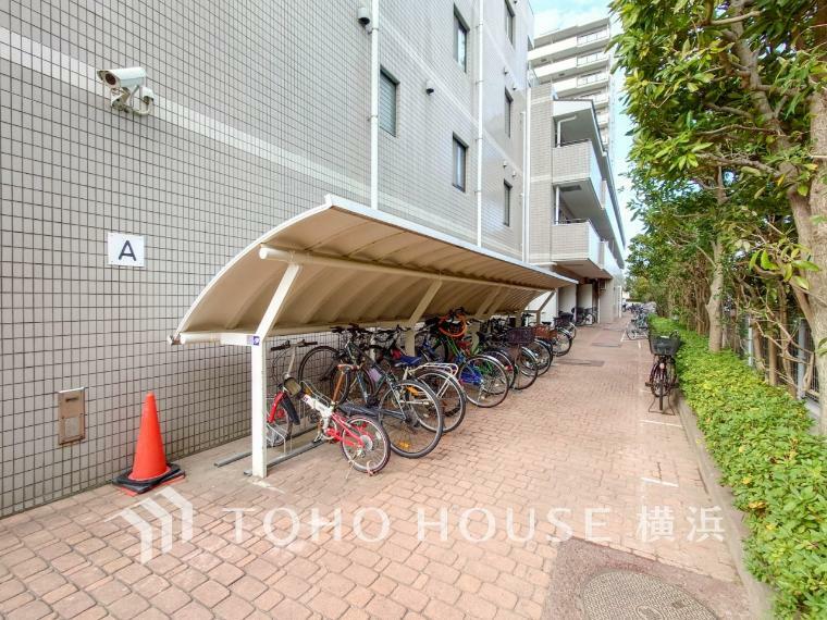 駐輪場 屋根付きの駐輪スペースは、雨風から大事な愛車を守ってくれます。